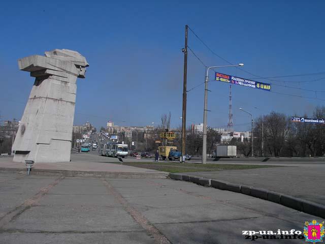 Памятник комсомольцам «Героическая молодость» либо "Фантомас"