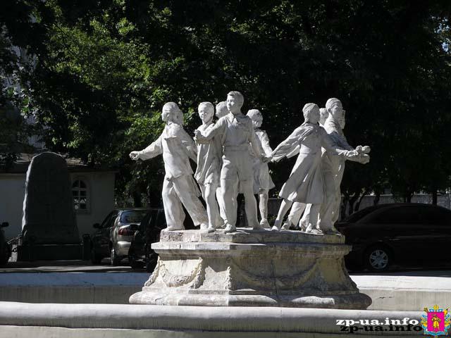 Памятник пионерам около остановки Анголенко