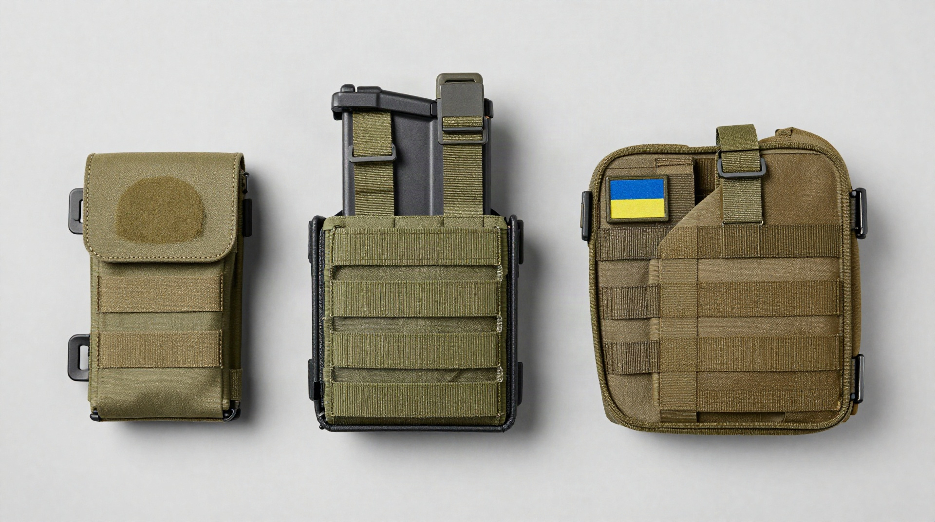 Три тактичні підсумки для магазинів: одинарний, подвійний та модульний, розкладені на нейтральному фоні для порівняння конструкції.