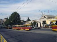 Трамваи посреди проспекта