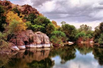 А все вместе - пороги, каменистые поймы и крутые гранитные берега - создают впечатление горных местностей среди равнины, предоставляющих Южному Бугу своеобразной красоты