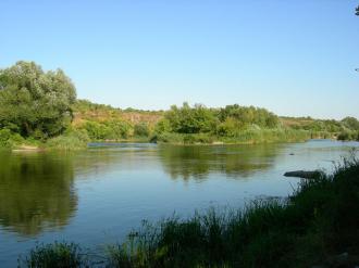 Выступления коренных пород незначительны: валуны высотой до 1 м, довольно часто пороги переходят в перекаты